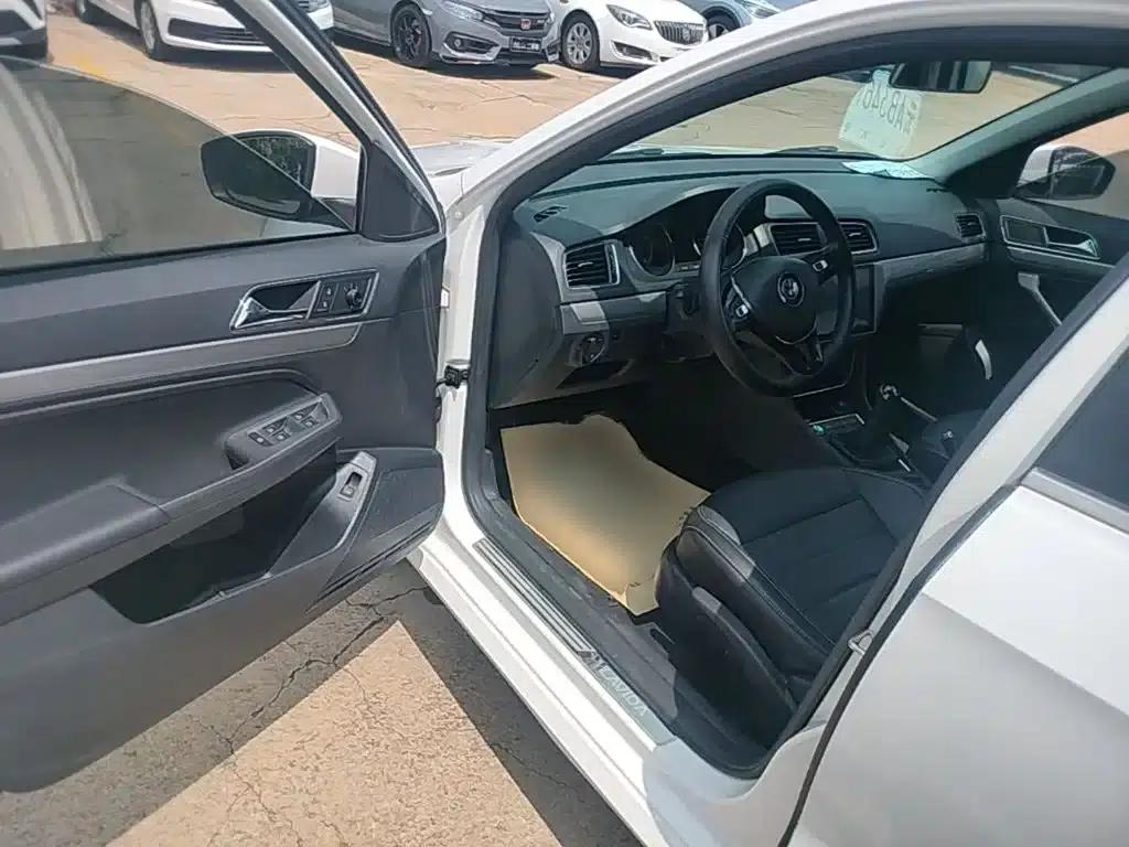 2017 Volkswagen Lavida 1.6L Manual Comfort Edition — миниатюра 16