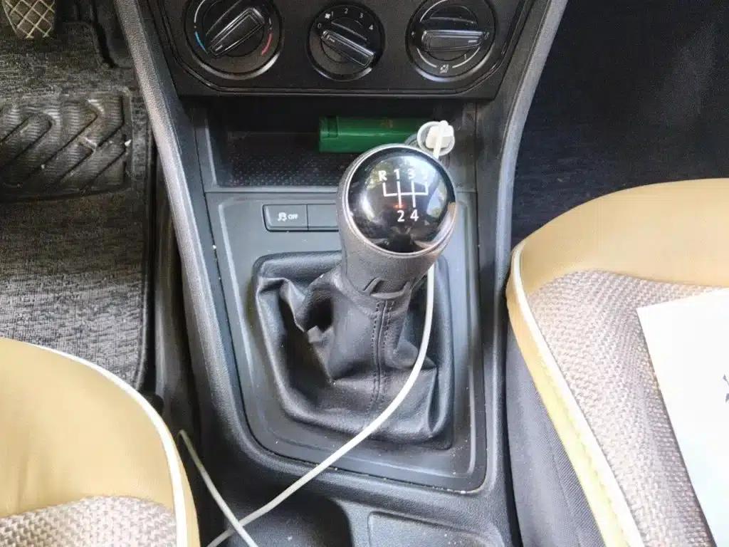 2015 Volkswagen Lavida 1.6L Manual Fashion Edition — миниатюра 11