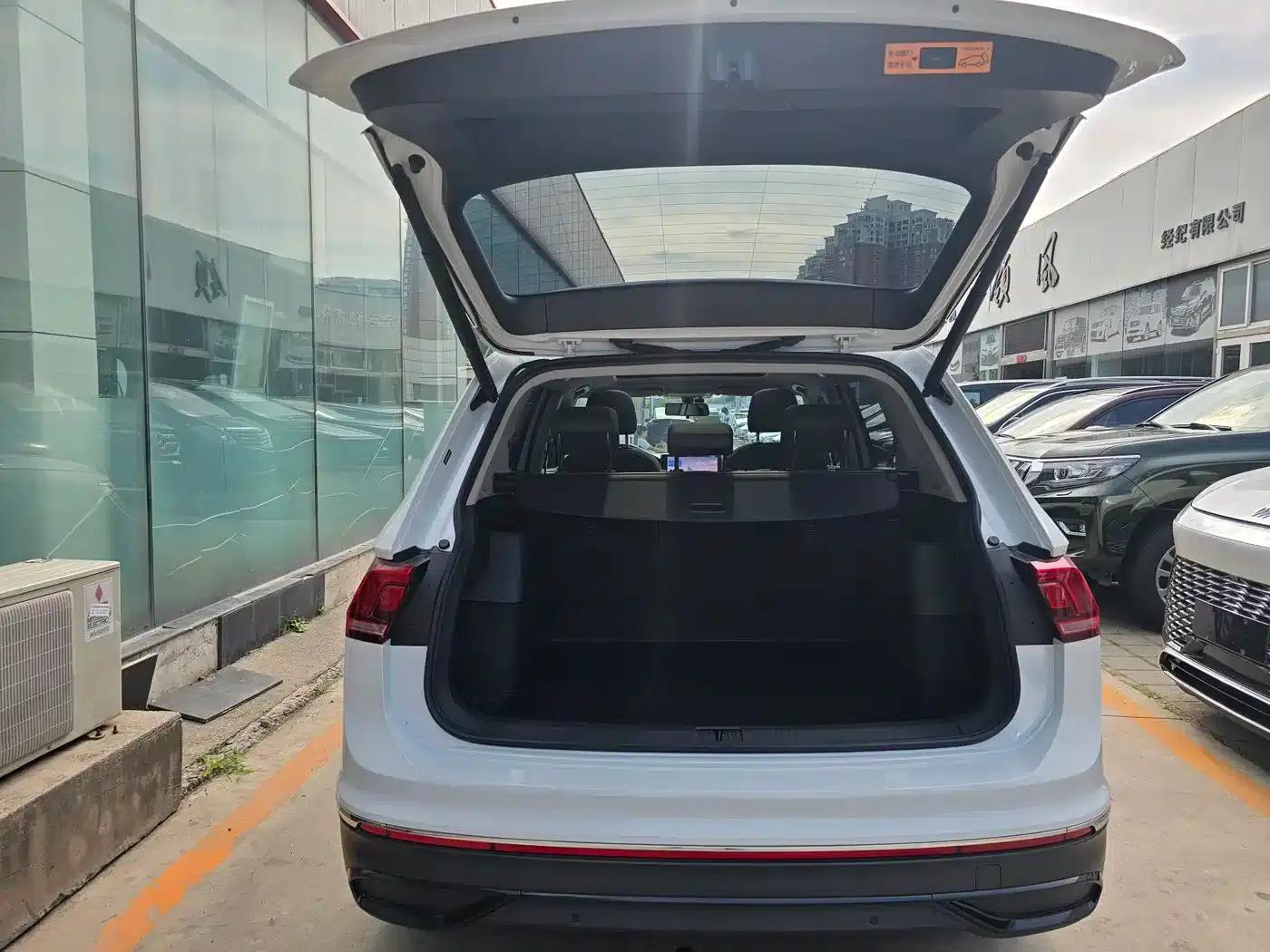 Tiguan L 2025 Outstanding Edition 300TSI Automatic 2WD Dragon Edition — миниатюра 11