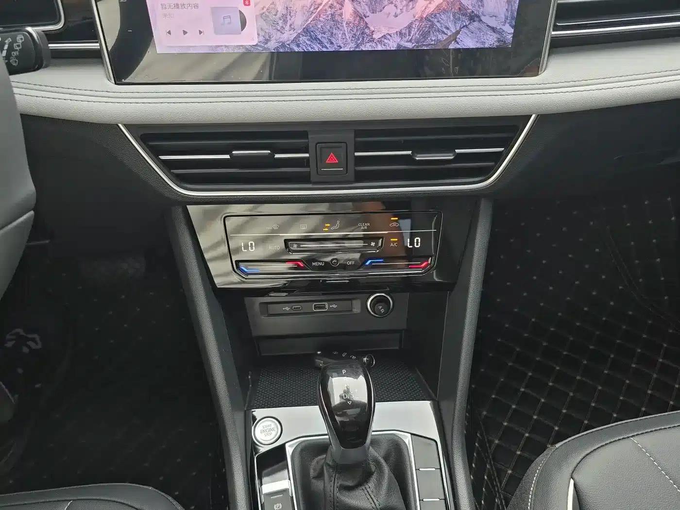 Tiguan L 2025 Outstanding Edition 300TSI Automatic 2WD Dragon Edition — миниатюра 17