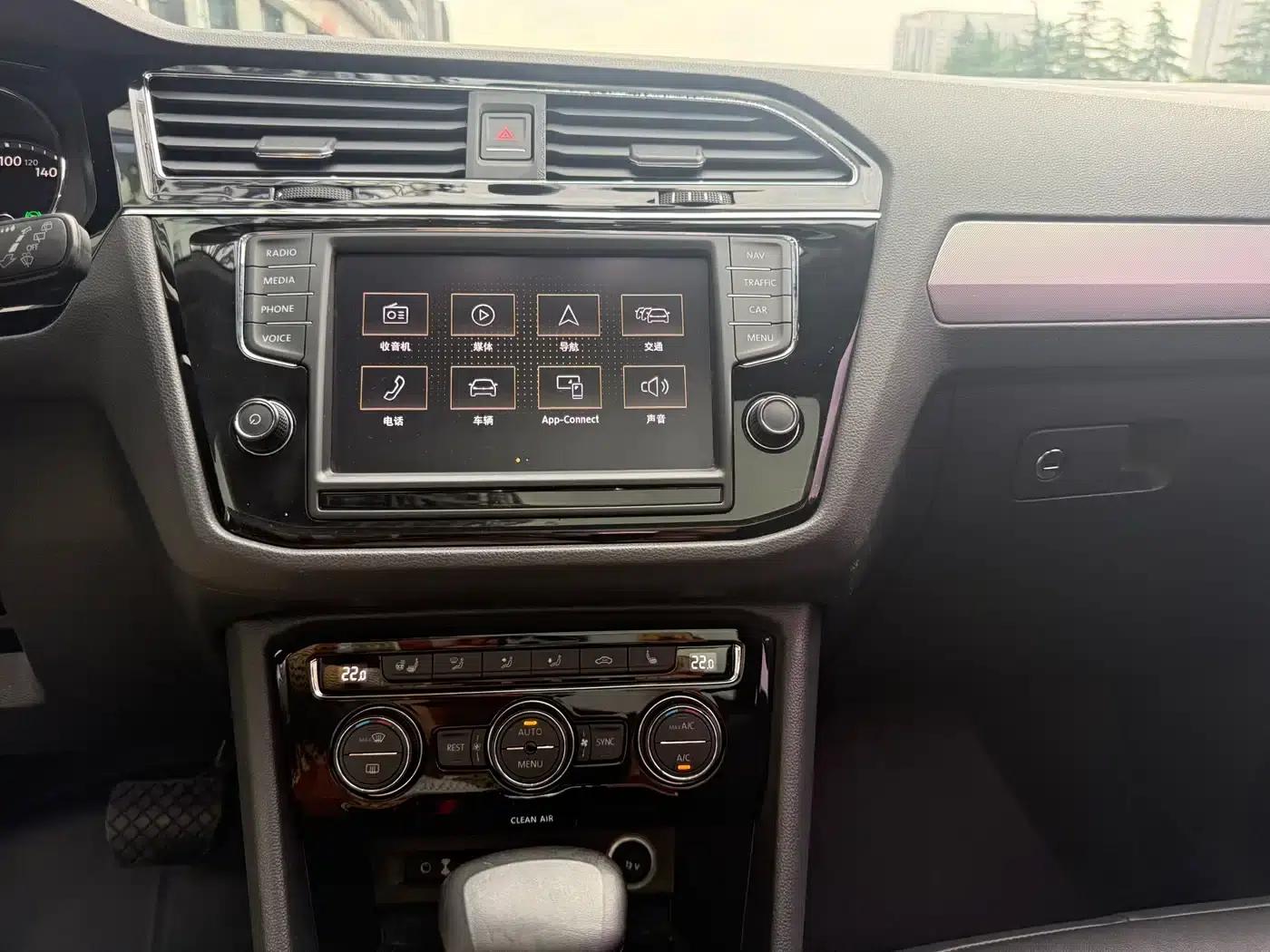 Tiguan L 2018 330TSI Automatic 2WD Luxury Edition — миниатюра 16