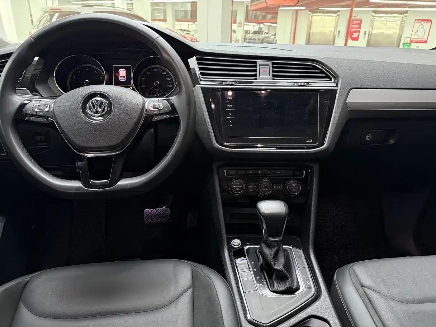 Tiguan L 2021 330TSI Automatic 2WD R-Line Premium Edition — миниатюра 9