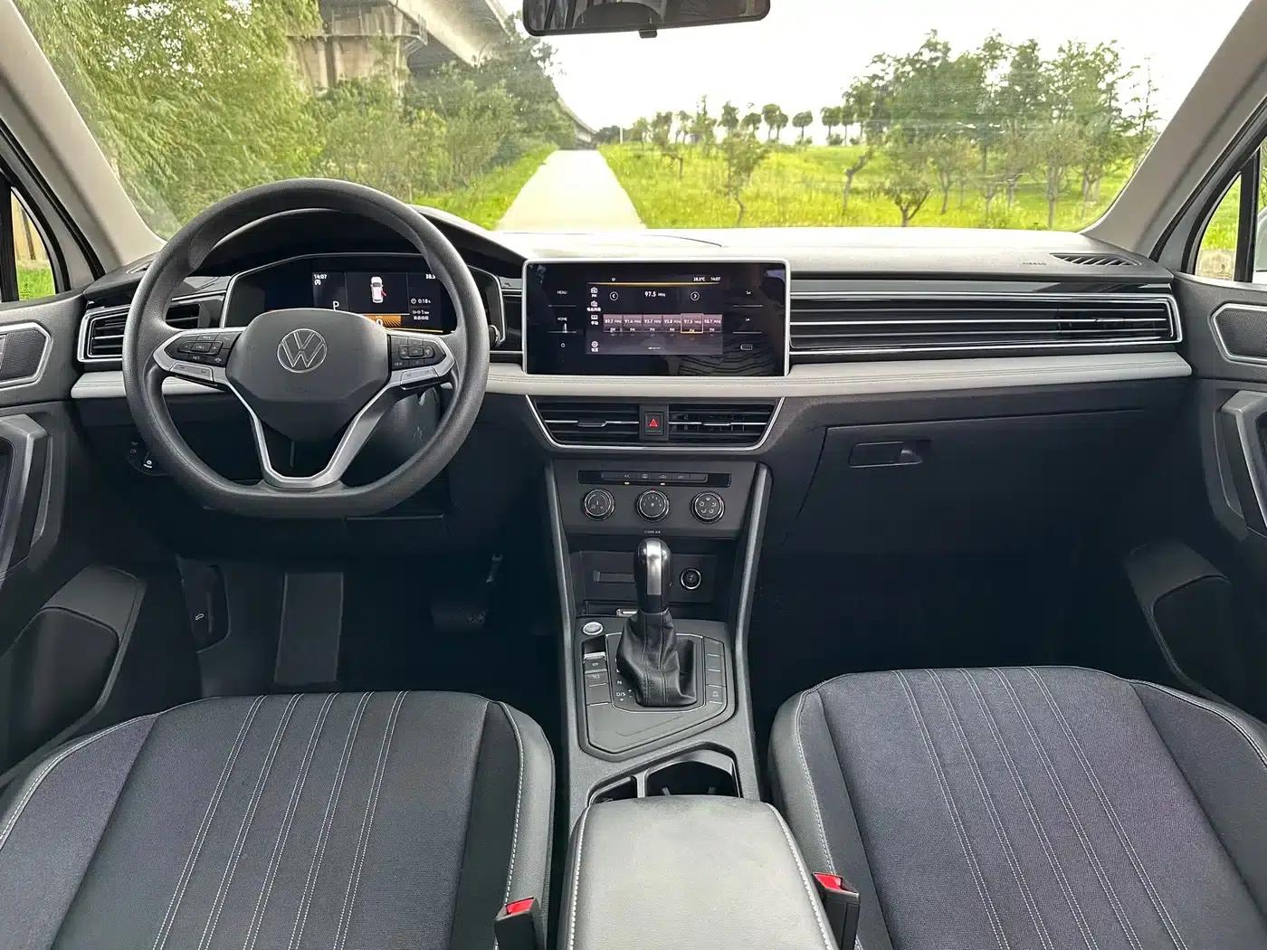 Tiguan L 2022 330TSI Automatic 2WD Comfort Edition — миниатюра 7