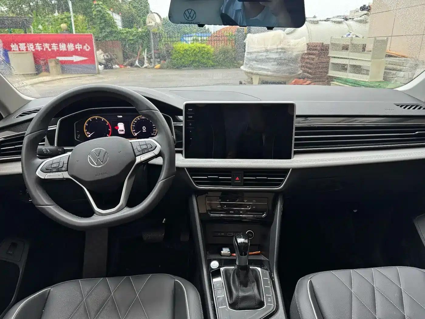 Tiguan L 2024 Outstanding Edition 300TSI Automatic 2WD Dragon Edition — миниатюра 6