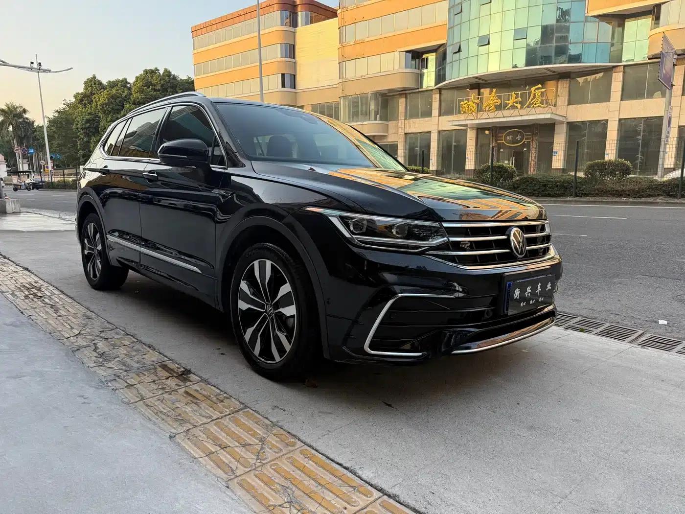 Tiguan L 2023 330TSI Automatic 2WD R-Line Premium Edition — миниатюра 3