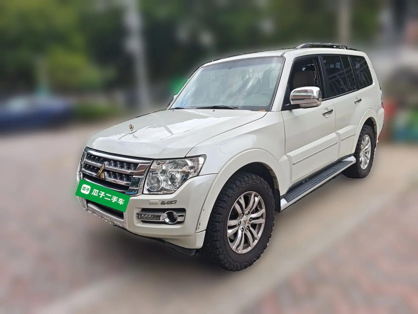 Mitsubishi Pajero 2018 Mitsubishi Pajero, 7 seats, automatic transmission, sunroof, gasoline-powered — миниатюра 1
