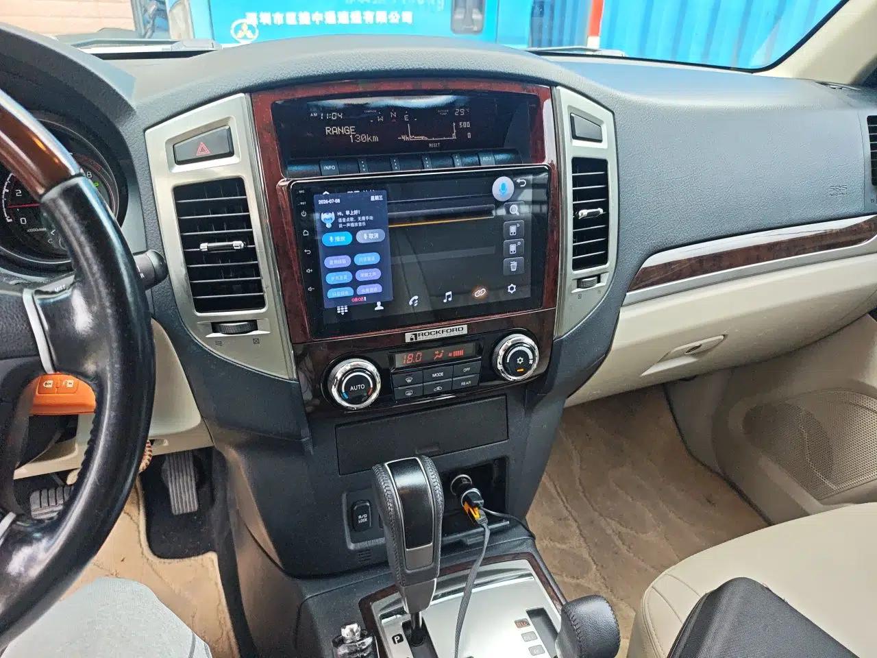 Mitsubishi Pajero 2018 Mitsubishi Pajero, 7 seats, automatic transmission, sunroof, gasoline-powered — миниатюра 13