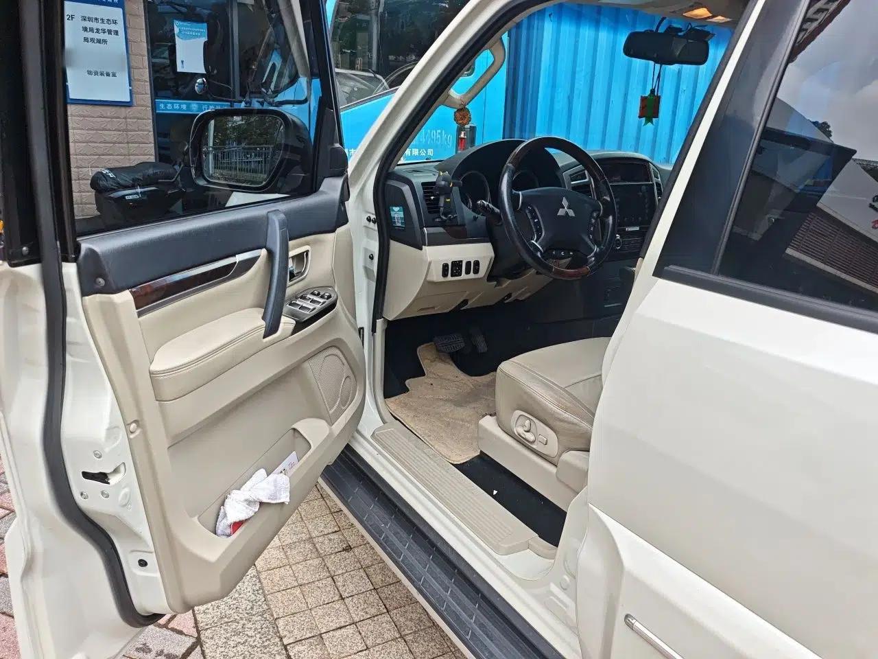Mitsubishi Pajero 2018 Mitsubishi Pajero, 7 seats, automatic transmission, sunroof, gasoline-powered — миниатюра 16