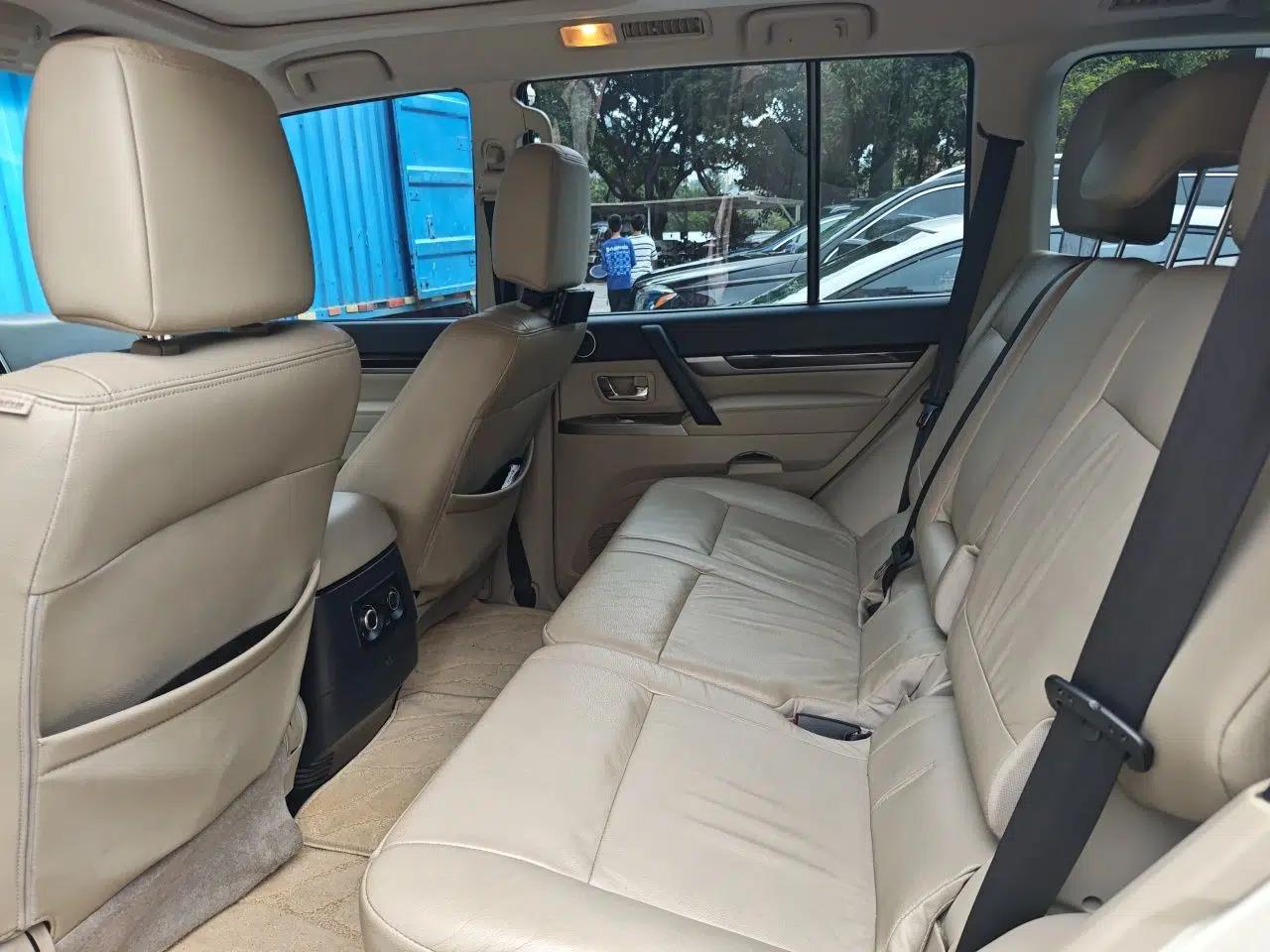 Mitsubishi Pajero 2018 Mitsubishi Pajero, 7 seats, automatic transmission, sunroof, gasoline-powered — миниатюра 17