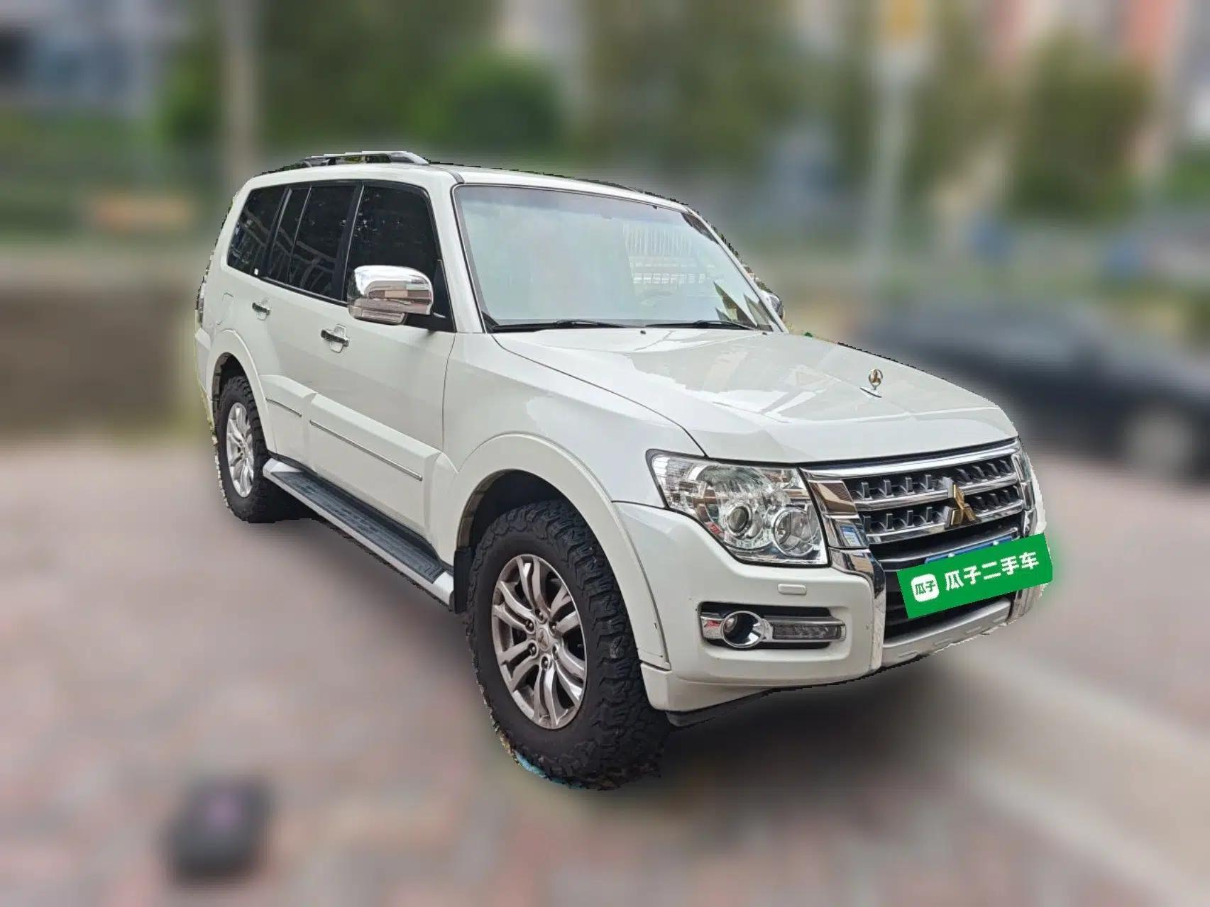 Mitsubishi Pajero 2018 Mitsubishi Pajero, 7 seats, automatic transmission, sunroof, gasoline-powered — миниатюра 3