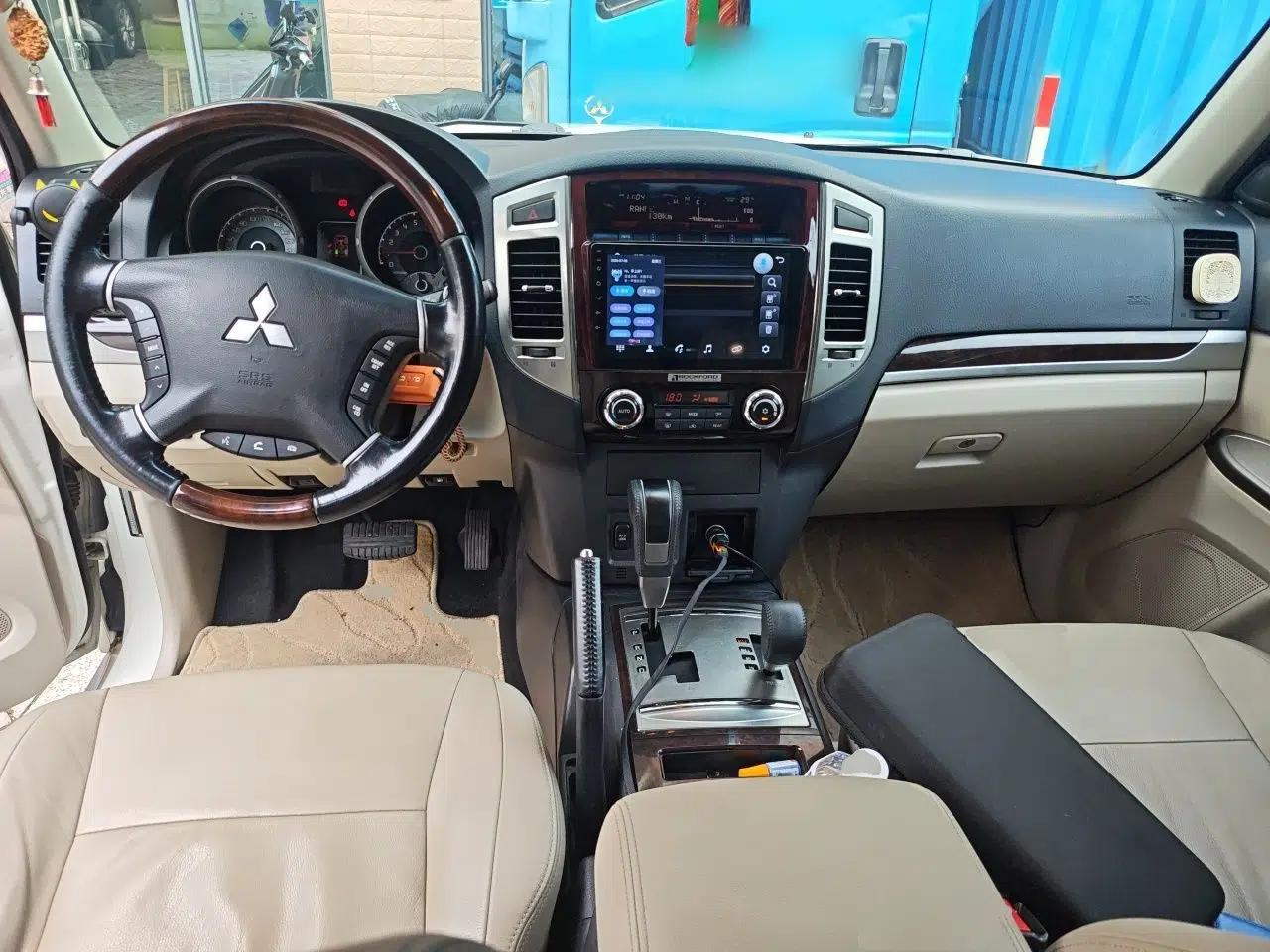 Mitsubishi Pajero 2018 Mitsubishi Pajero, 7 seats, automatic transmission, sunroof, gasoline-powered — миниатюра 9