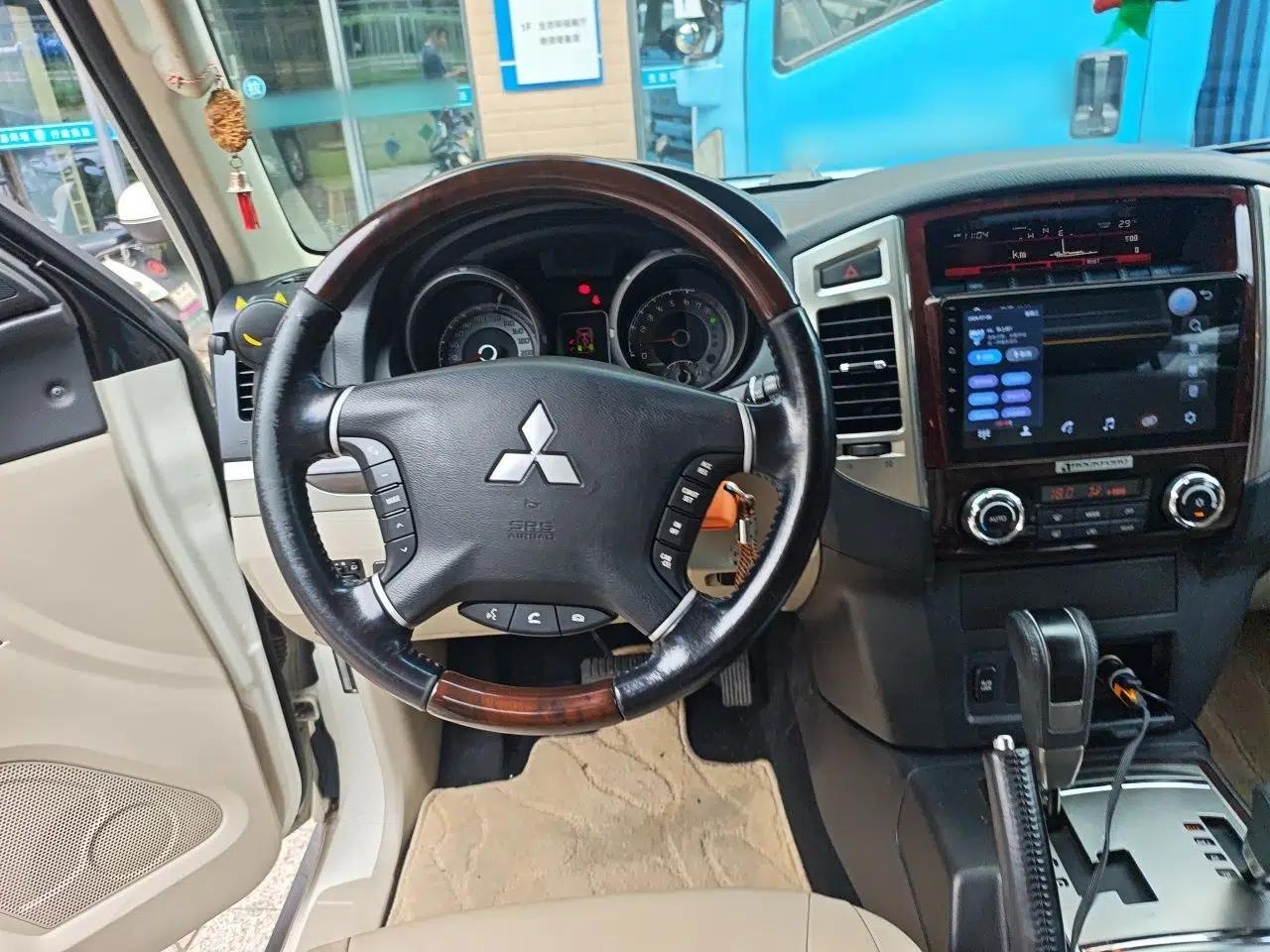Mitsubishi Pajero 2018 Mitsubishi Pajero, 7 seats, automatic transmission, sunroof, gasoline-powered — миниатюра 10
