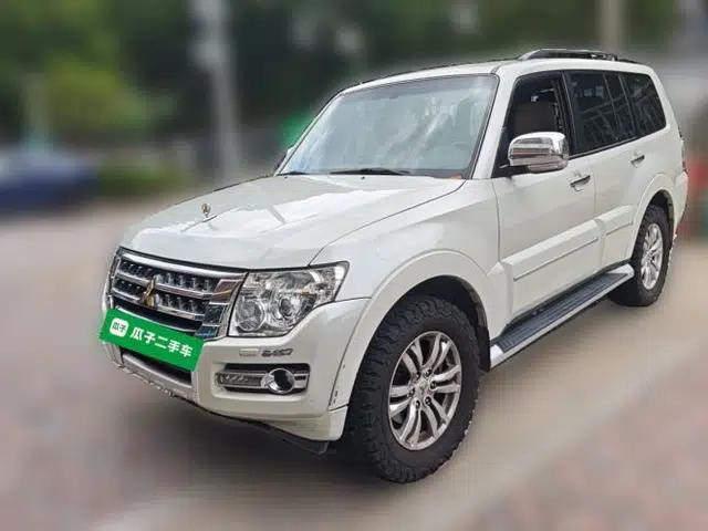 Mitsubishi Pajero 2018 Mitsubishi Pajero, 7 seats, automatic transmission, sunroof, gasoline-powered