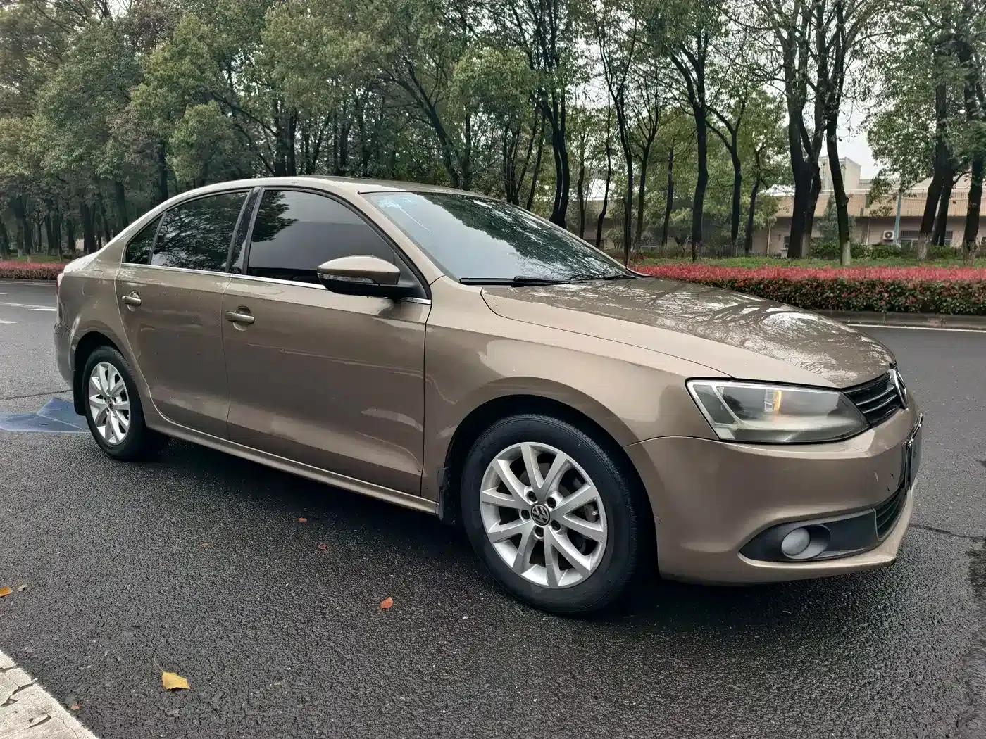 2014 Volkswagen Sagitar Facelift 1.6L Manual Comfort Model — миниатюра 3