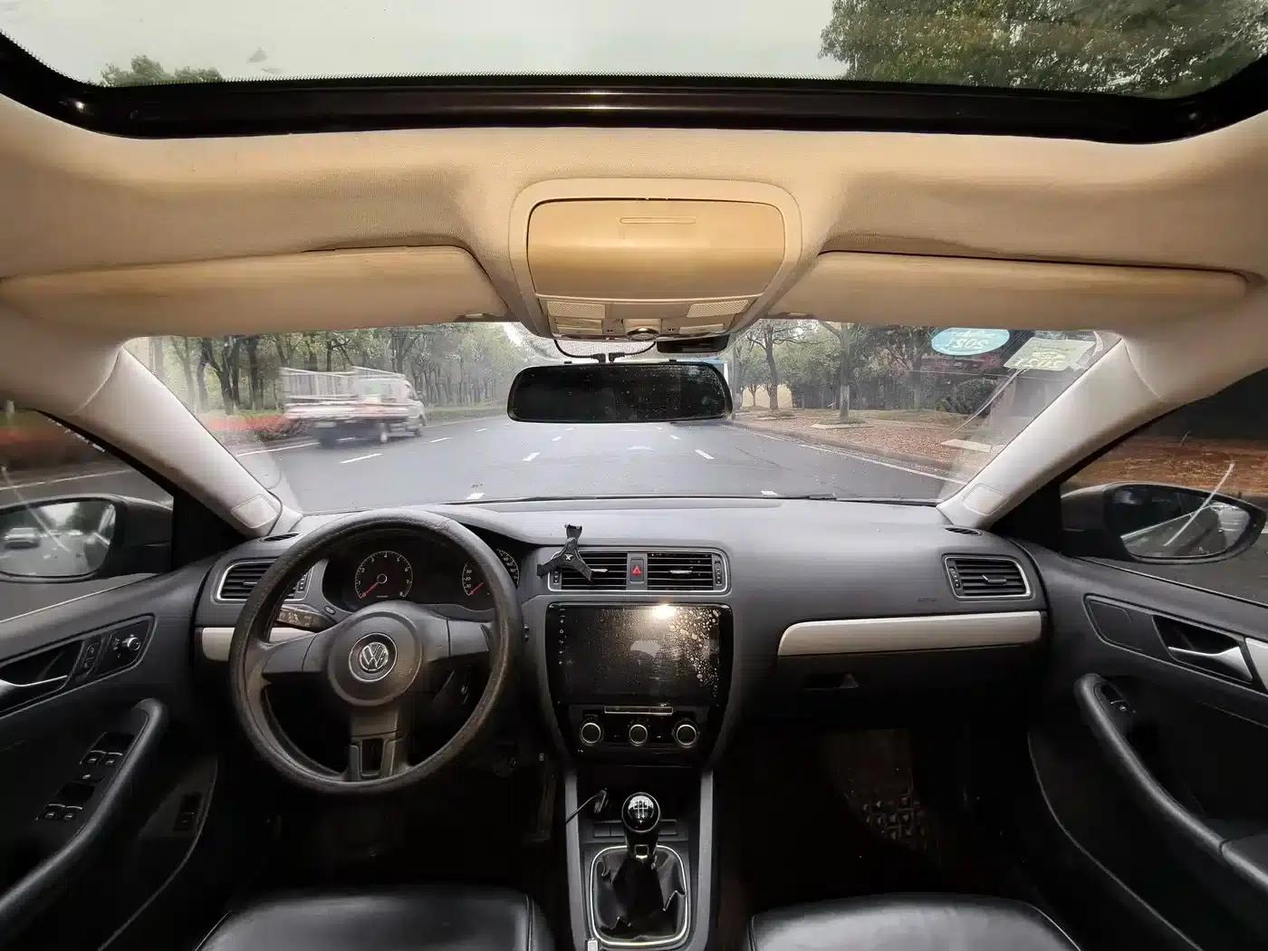 2014 Volkswagen Sagitar Facelift 1.6L Manual Comfort Model — миниатюра 6