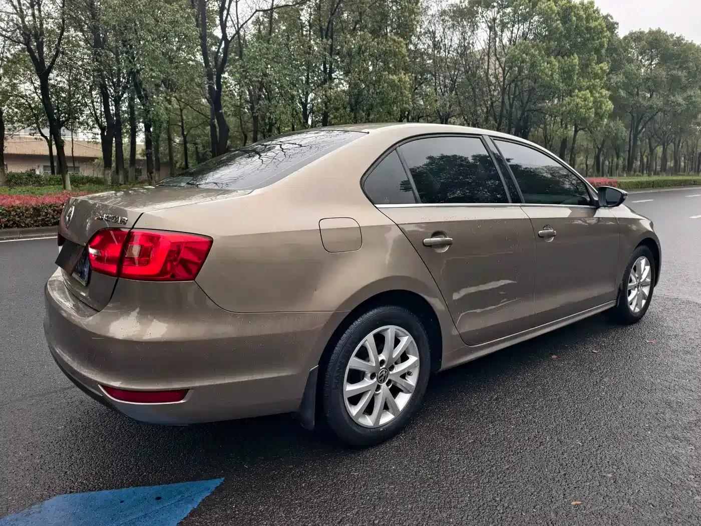 2014 Volkswagen Sagitar Facelift 1.6L Manual Comfort Model — миниатюра 7