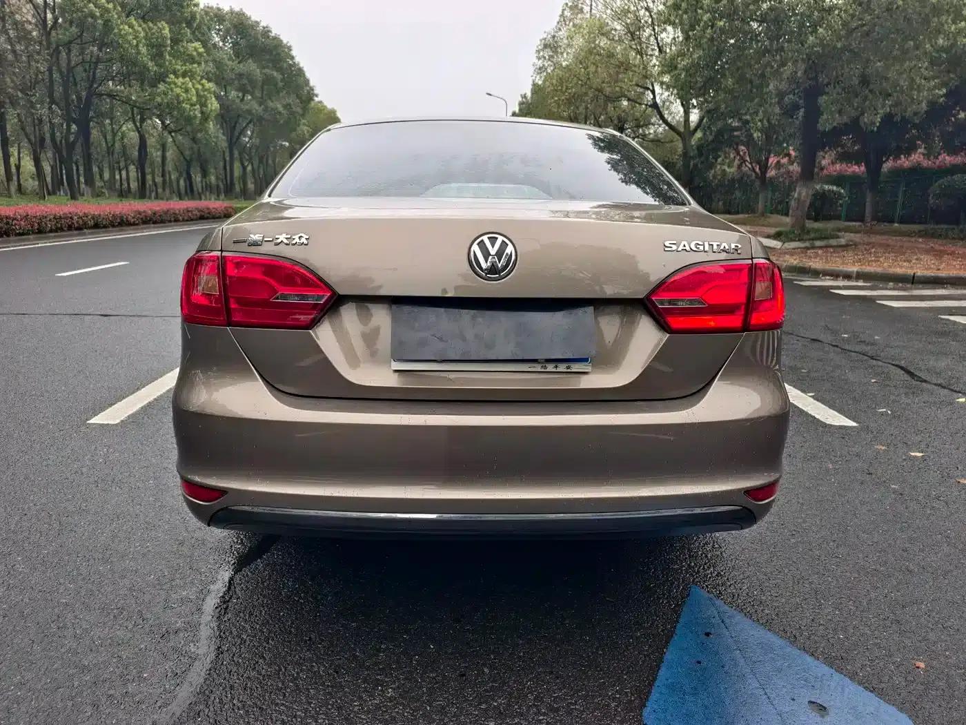2014 Volkswagen Sagitar Facelift 1.6L Manual Comfort Model — миниатюра 8