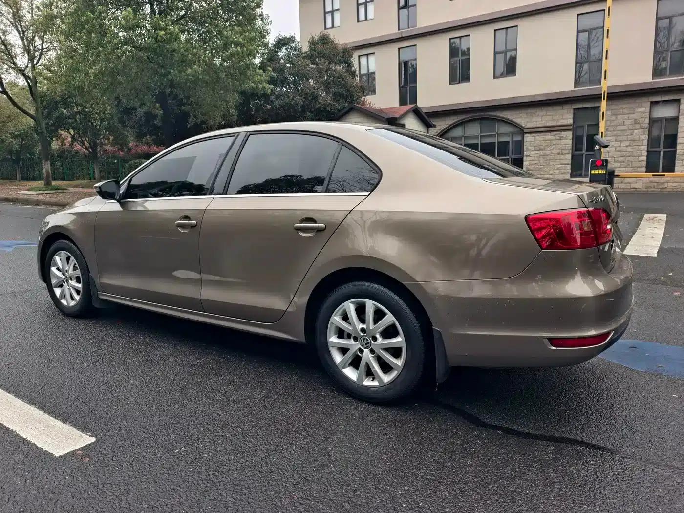 2014 Volkswagen Sagitar Facelift 1.6L Manual Comfort Model — миниатюра 9