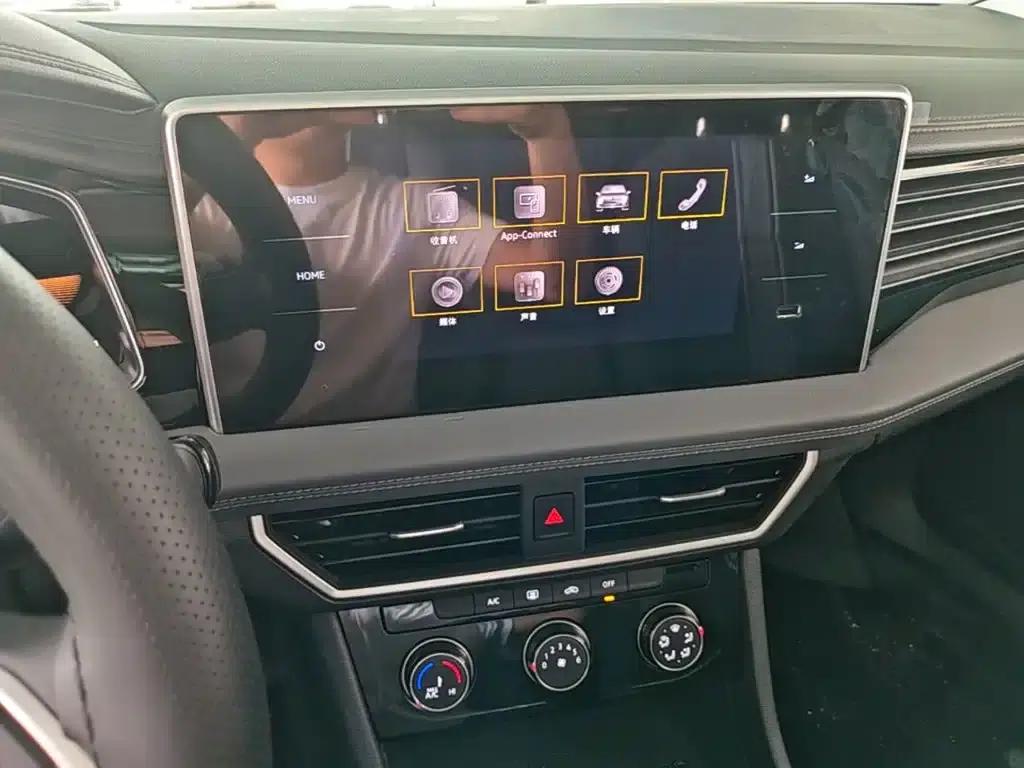 2025 Volkswagen Sagitar Facelift 300TSI DSG Flying Edition — миниатюра 13