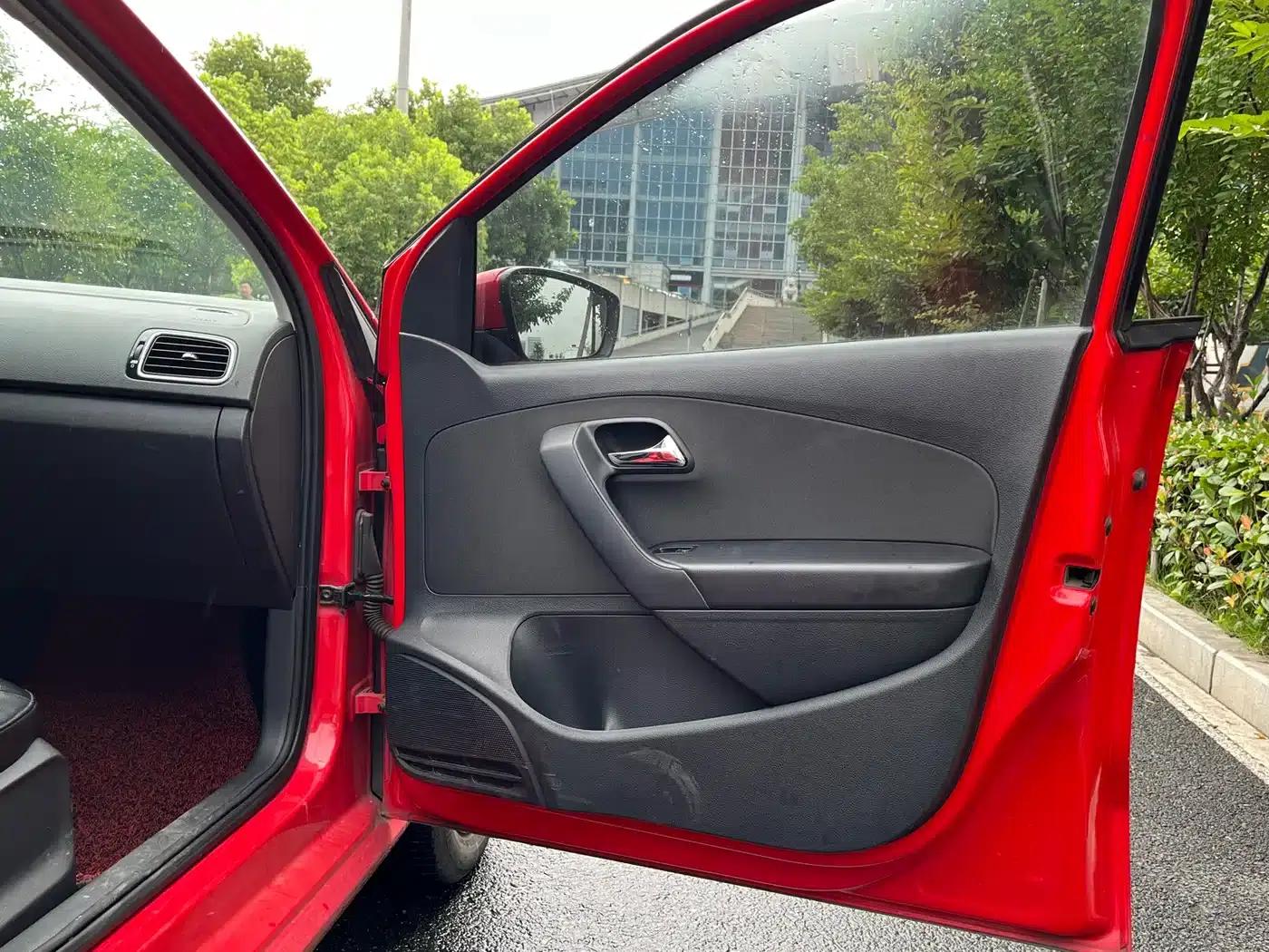 2013 Polo 1.6L Automatic Luxury Edition — миниатюра 18