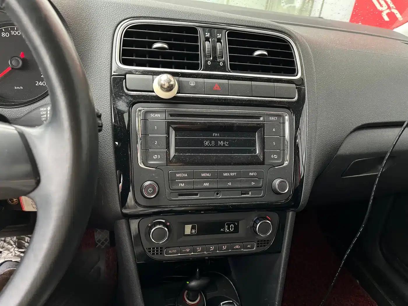 2013 Polo 1.6L Automatic Luxury Edition — миниатюра 9