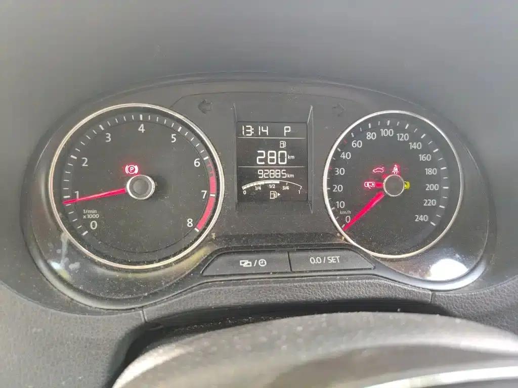 2016 Polo 1.6L Automatic Luxury — миниатюра 9