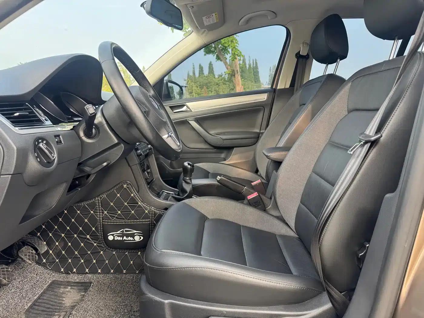 2014 Volkswagen Bora 1.6L Manual Comfort Model — миниатюра 12