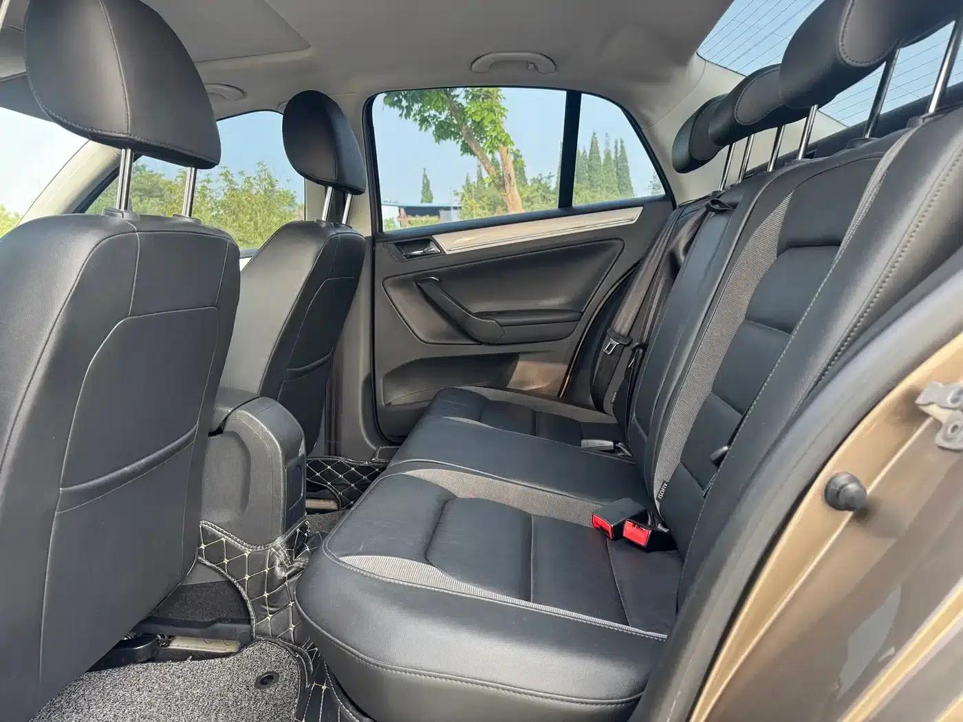 2014 Volkswagen Bora 1.6L Manual Comfort Model — миниатюра 14