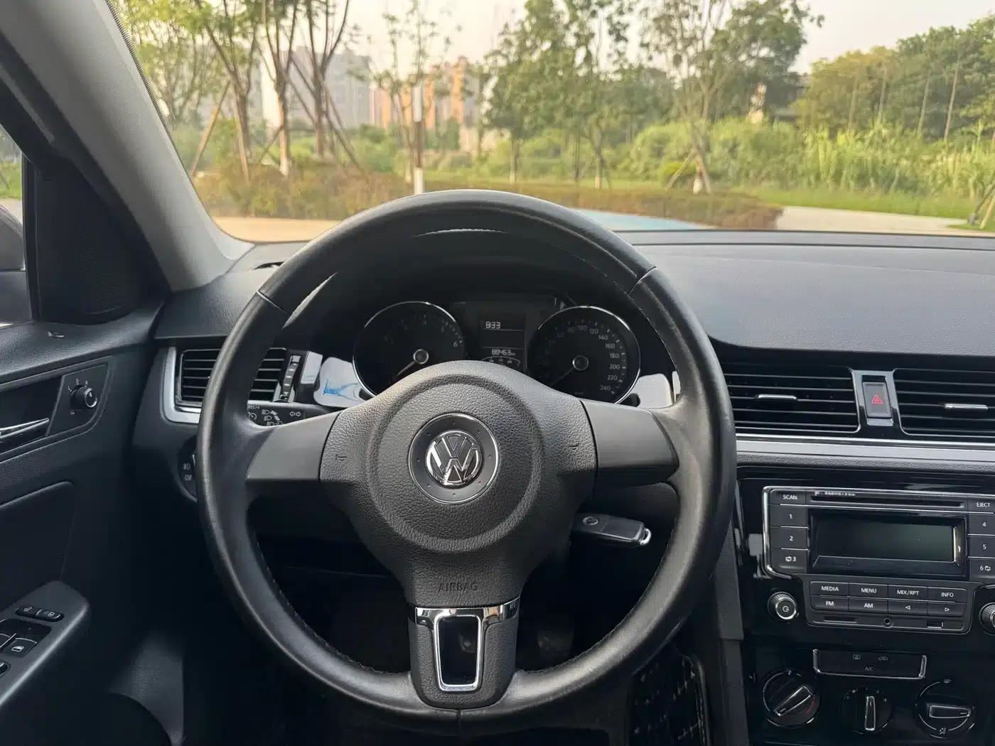 2014 Volkswagen Bora 1.6L Manual Comfort Model — миниатюра 16