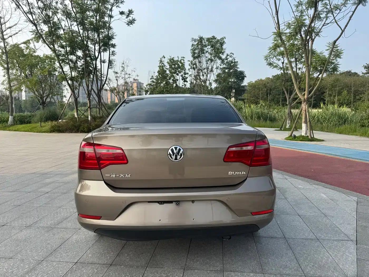2014 Volkswagen Bora 1.6L Manual Comfort Model — миниатюра 6