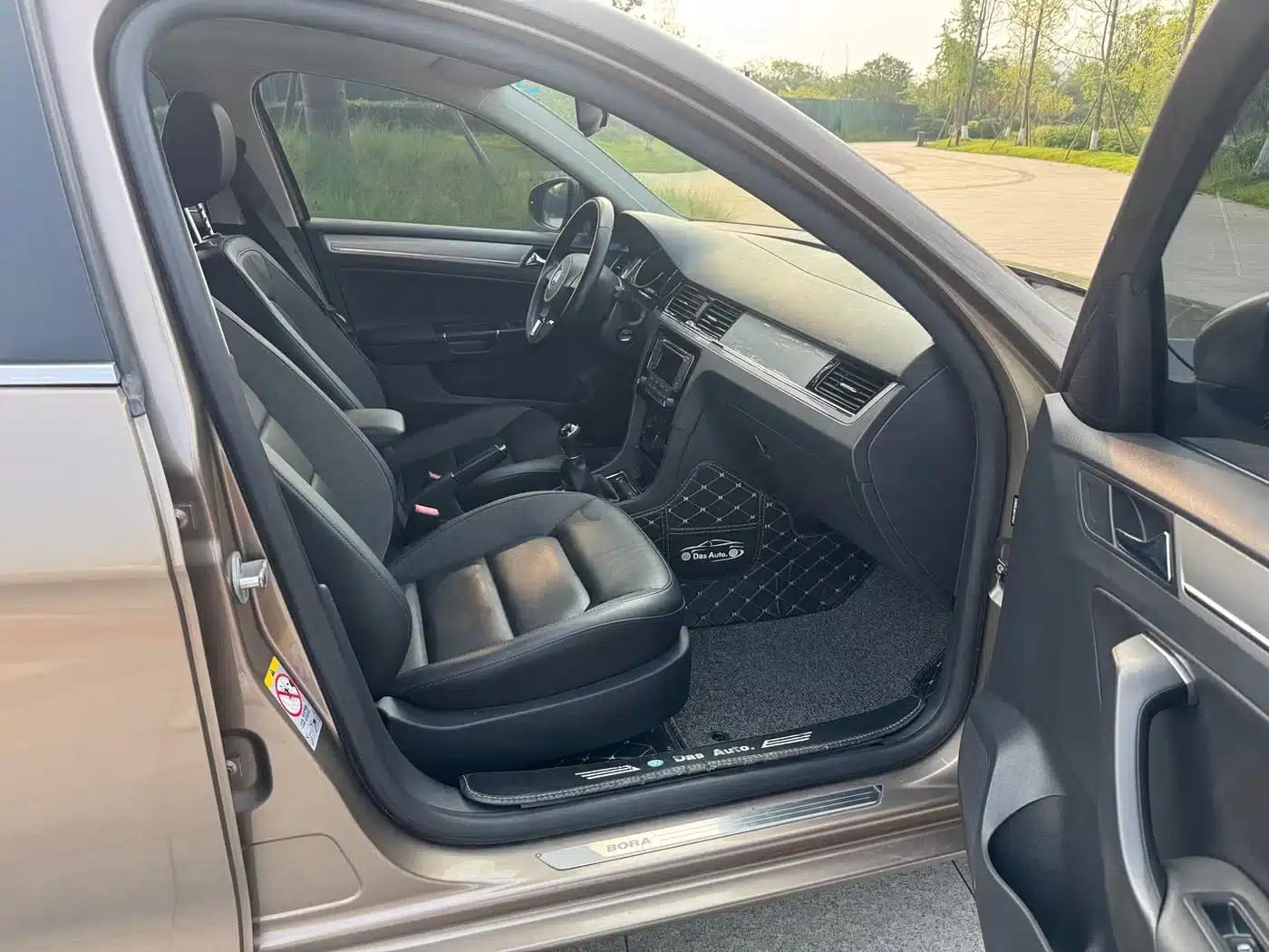 2014 Volkswagen Bora 1.6L Manual Comfort Model — миниатюра 9