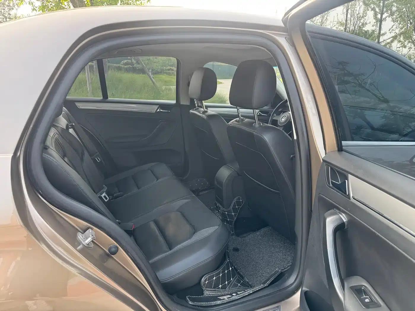 2014 Volkswagen Bora 1.6L Manual Comfort Model — миниатюра 10