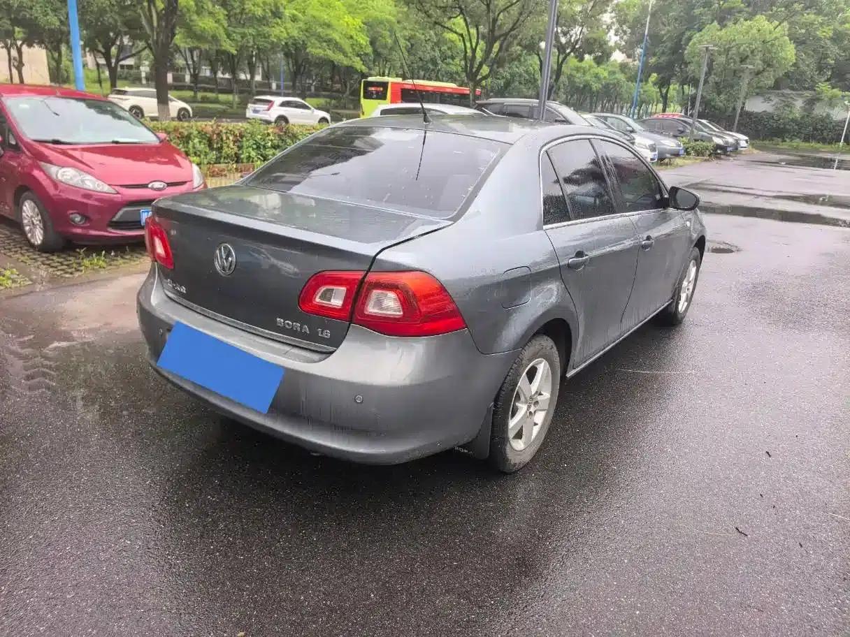 2008 Volkswagen Bora 1.6L Automatic Fashion Edition — миниатюра 4