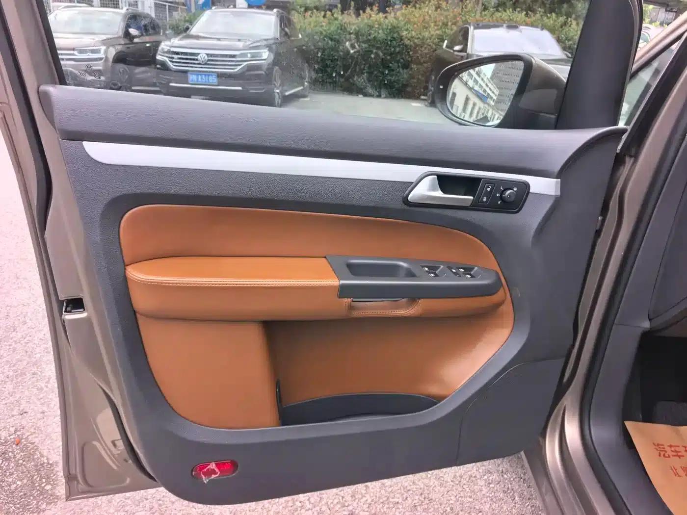 2015 Volkswagen Touran 1.4T Manual Comfort Edition 5-seater — миниатюра 9
