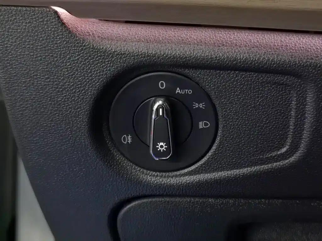 2020 Volkswagen Passat Plug-in Hybrid 430PHEV Hybrid Luxury Edition (China VI Emission Standard) — миниатюра 21