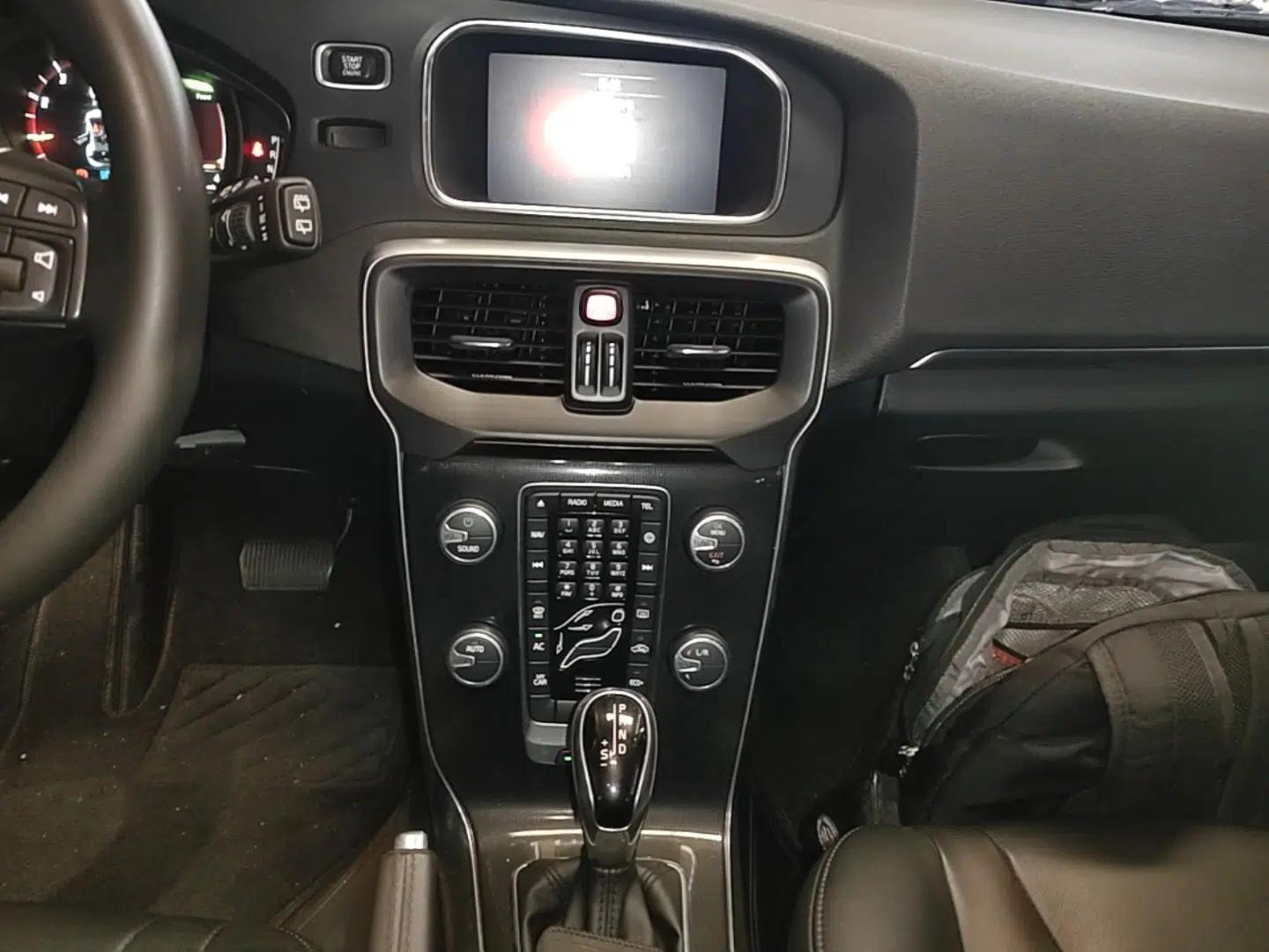 Volvo V40 2018 T3 Zhiyi Edition — миниатюра 15