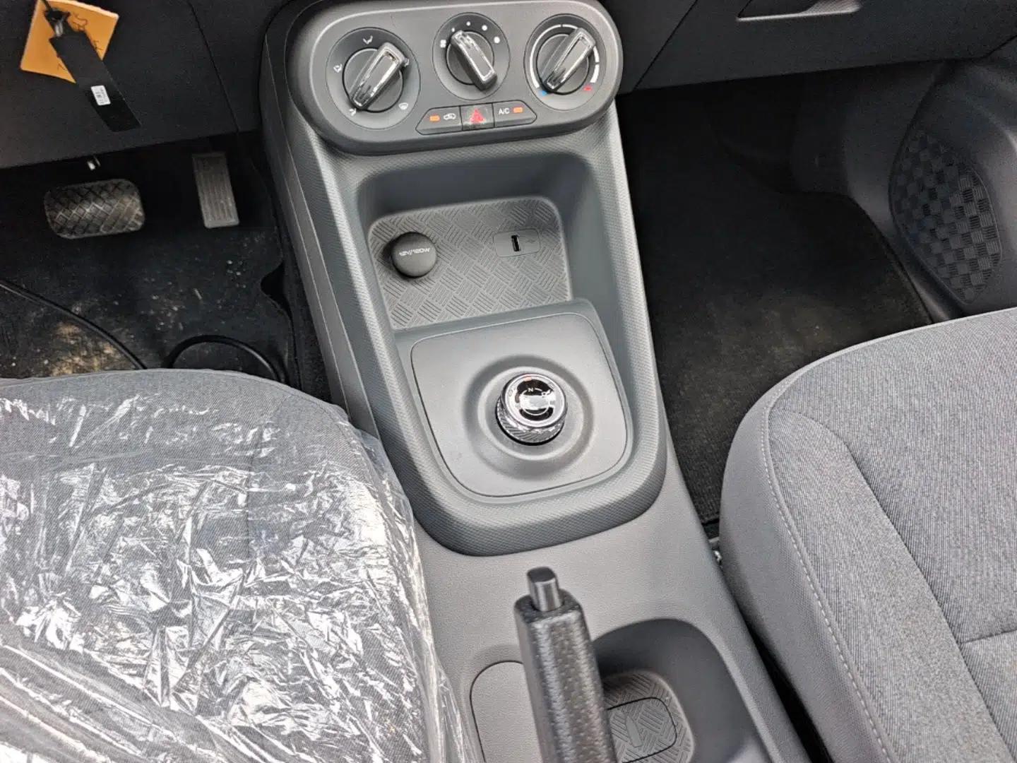 Wuling Hongguang New Energy 2025 Extended-Range Hybrid 50KM Comfort Version — миниатюра 16