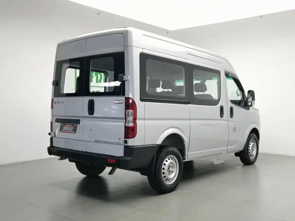 Yufeng 2023 V9+ 2.0T Manual Front-Wheel Drive Multi-Functional Short Wheelbase Mid-Roof 5/6 Seat — миниатюра 2