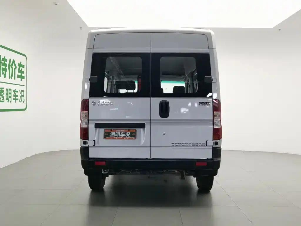 Yufeng 2023 V9+ 2.0T Manual Front-Wheel Drive Multi-Functional Short Wheelbase Mid-Roof 5/6 Seat — миниатюра 4