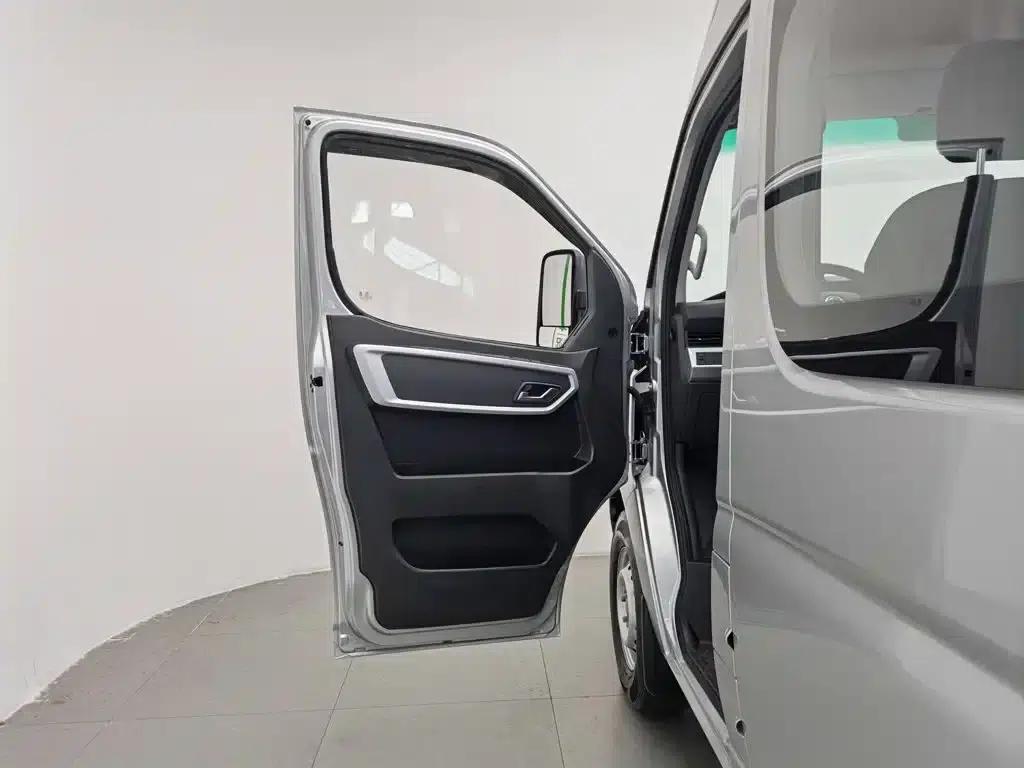 Yufeng 2023 V9+ 2.0T Manual Front-Wheel Drive Multi-Functional Short Wheelbase Mid-Roof 5/6 Seat — миниатюра 8