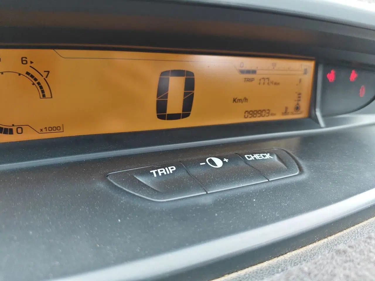 Citroen C-Quatre 2013 Sedan 1.6L Manual - Prestige Model — миниатюра 12