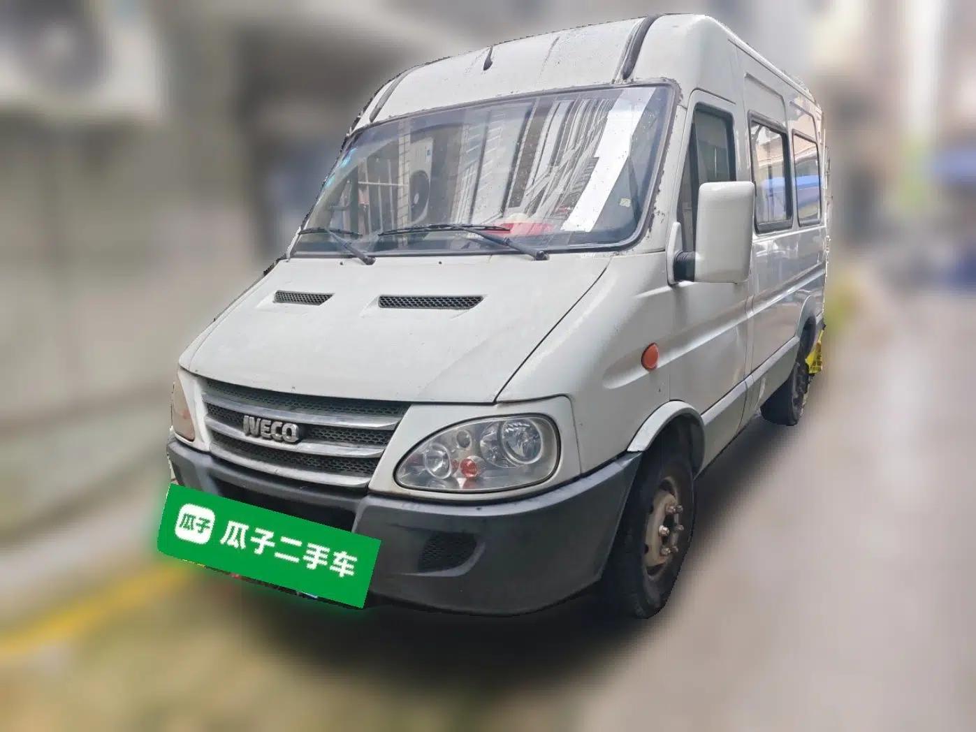 Iveco Power Daily 2013 2.5T manual diesel 5-seater — миниатюра 1