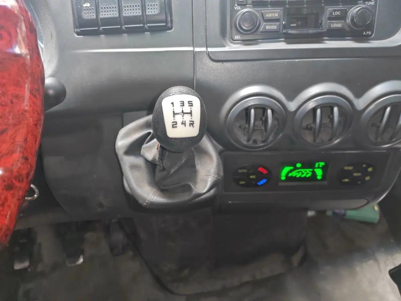 Iveco Power Daily 2013 2.5T manual diesel 5-seater — миниатюра 14