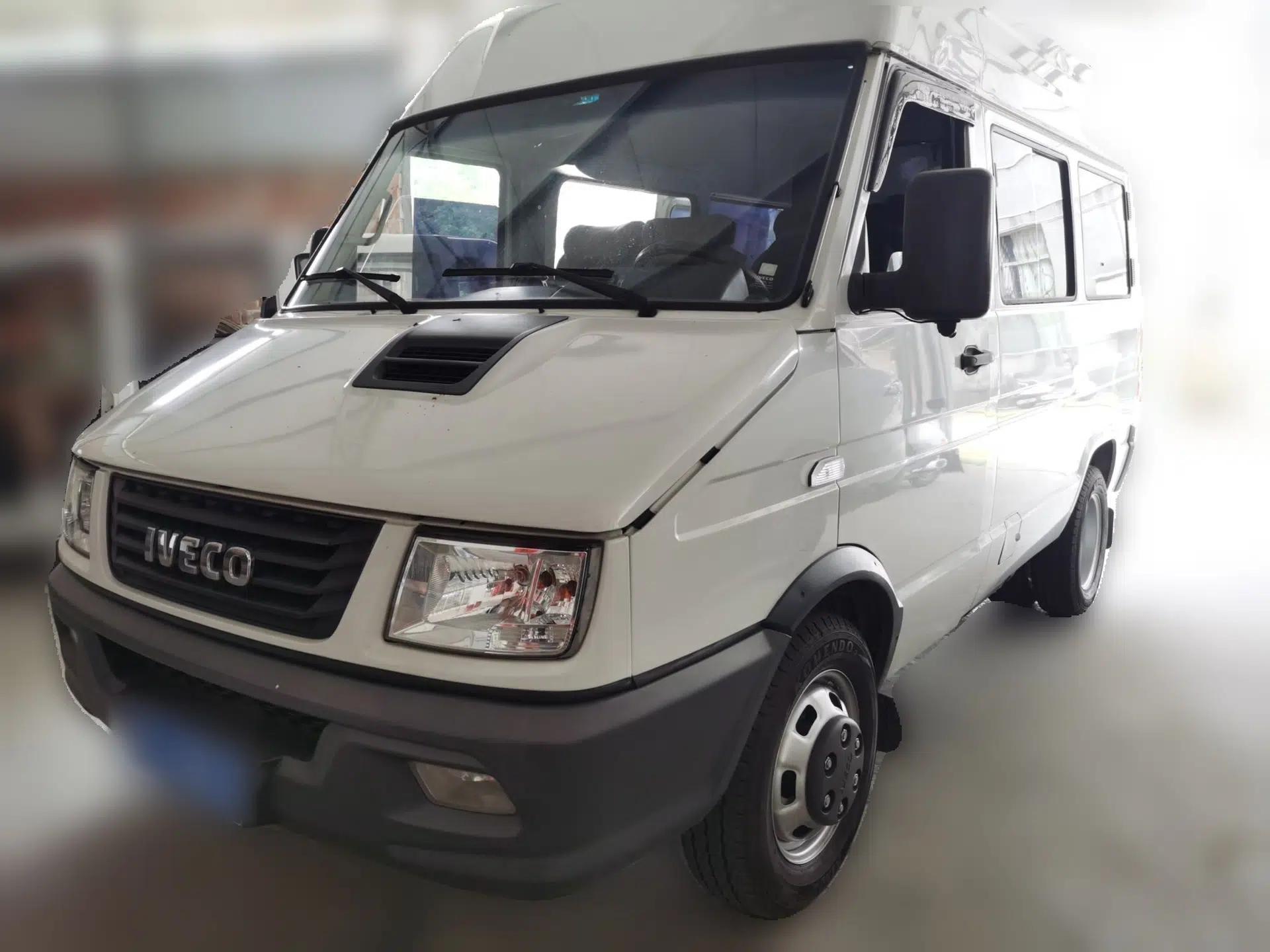 Iveco Daily 2020 2.5T A35 Passenger Van Single-Tire Mid-Roof Design 5-9 Seats China V Emission Standard — миниатюра 1
