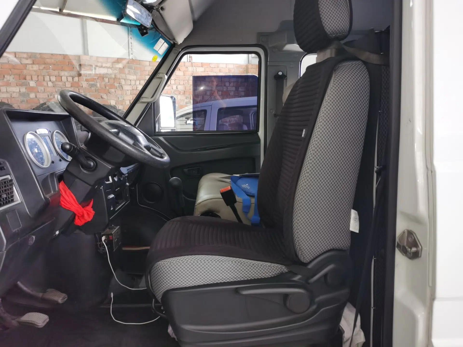 Iveco Daily 2020 2.5T A35 Passenger Van Single-Tire Mid-Roof Design 5-9 Seats China V Emission Standard — миниатюра 15