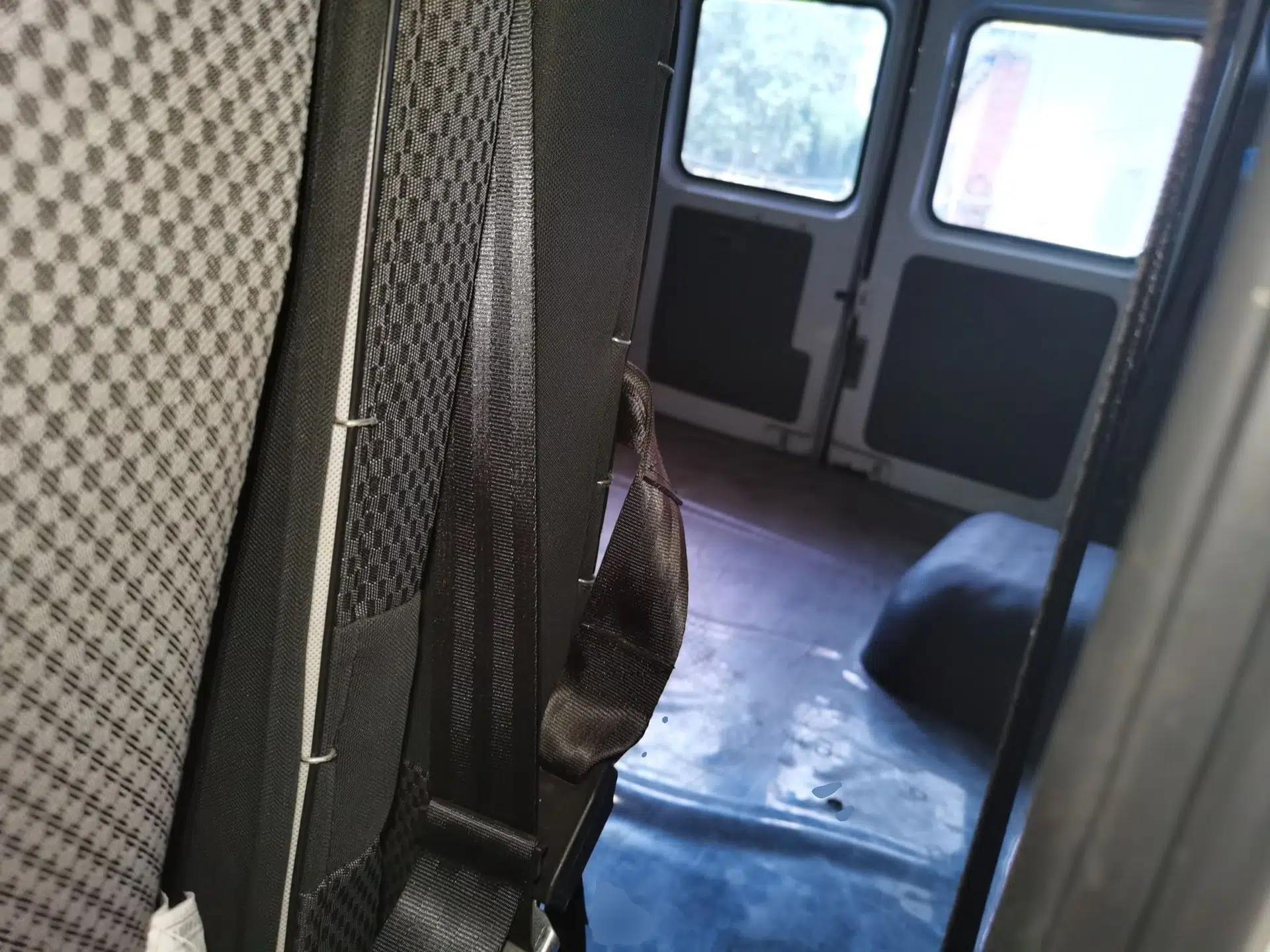 Iveco Daily 2020 2.5T A35 Passenger Van Single-Tire Mid-Roof Design 5-9 Seats China V Emission Standard — миниатюра 17