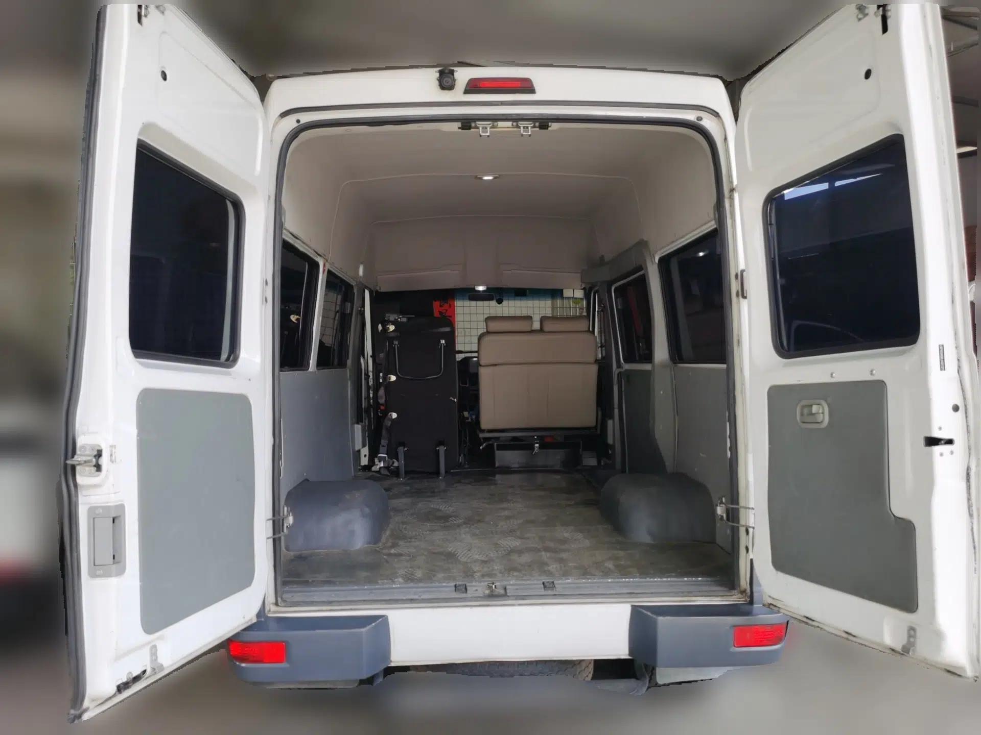 Iveco Daily 2020 2.5T A35 Passenger Van Single-Tire Mid-Roof Design 5-9 Seats China V Emission Standard — миниатюра 19