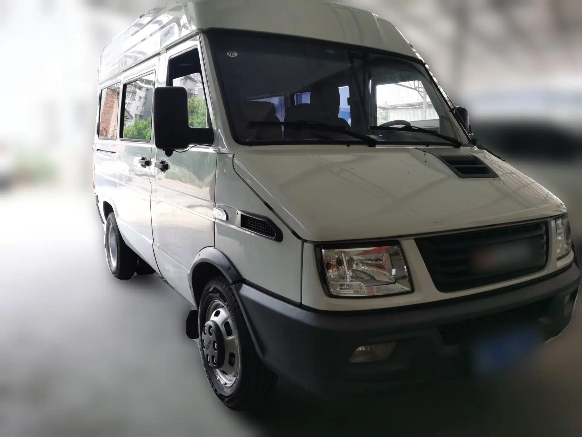 Iveco Daily 2020 2.5T A35 Passenger Van Single-Tire Mid-Roof Design 5-9 Seats China V Emission Standard — миниатюра 3