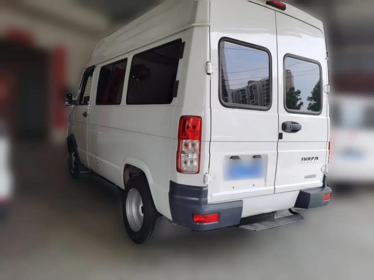 Iveco Daily 2020 2.5T A35 Passenger Van Single-Tire Mid-Roof Design 5-9 Seats China V Emission Standard — миниатюра 4
