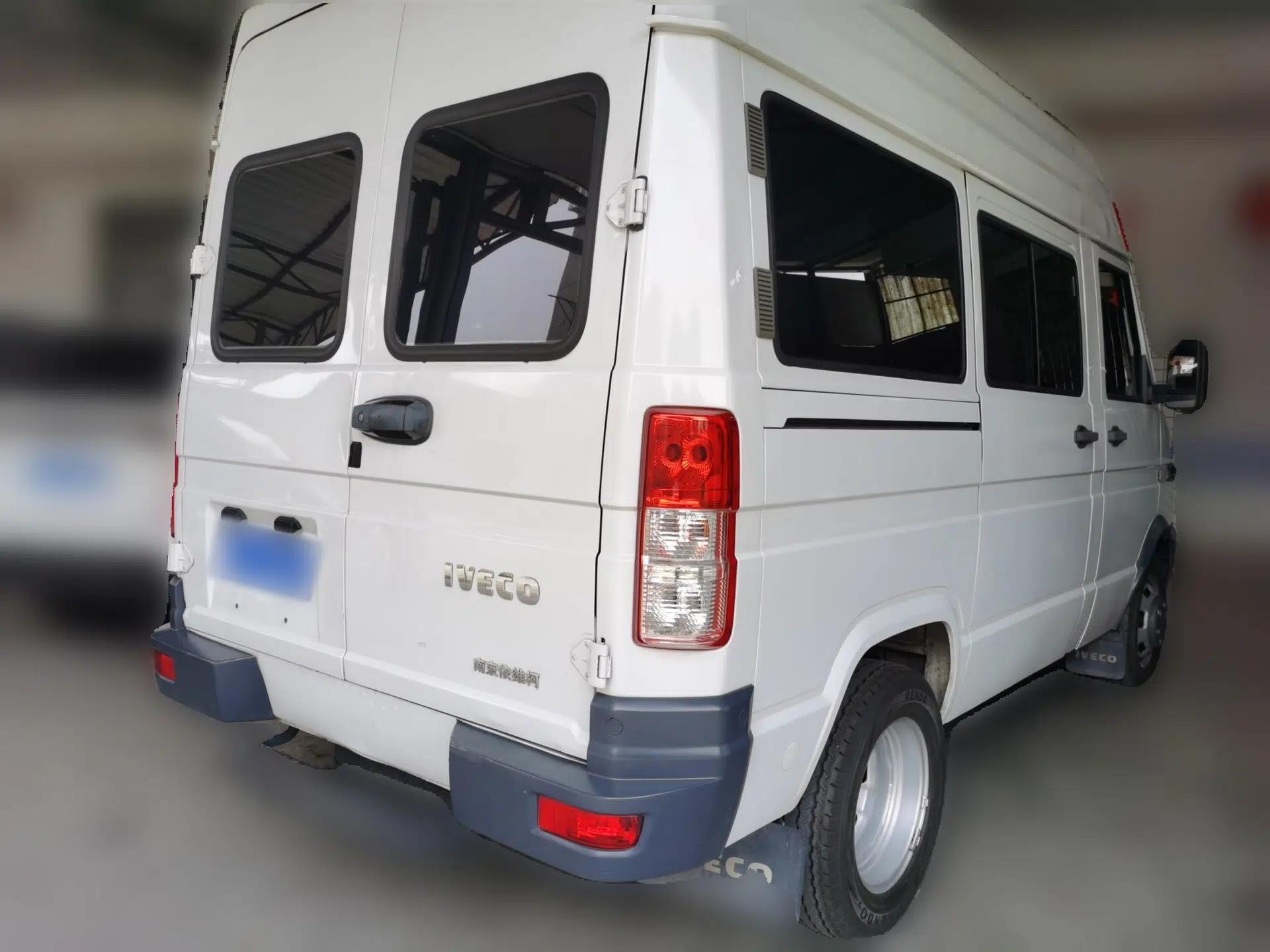 Iveco Daily 2020 2.5T A35 Passenger Van Single-Tire Mid-Roof Design 5-9 Seats China V Emission Standard — миниатюра 6